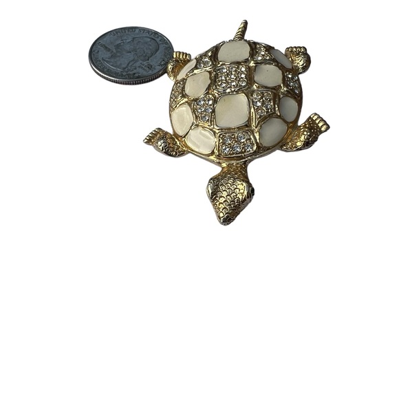 VTG CRAFT Gold Tone Rhinestone Turtle Brooch with Green Rhinestone eyes - Picture 5 of 8